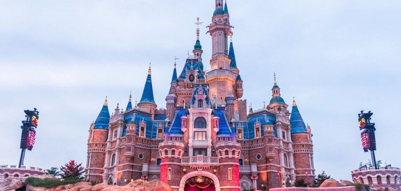 《抖音》迪士尼城堡夜晚背景图片高清原图分享