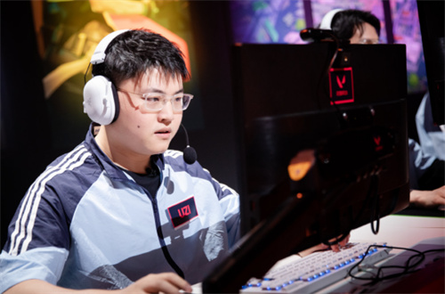 《无畏契约》首档真人秀开播 Amber单杀Uzi
